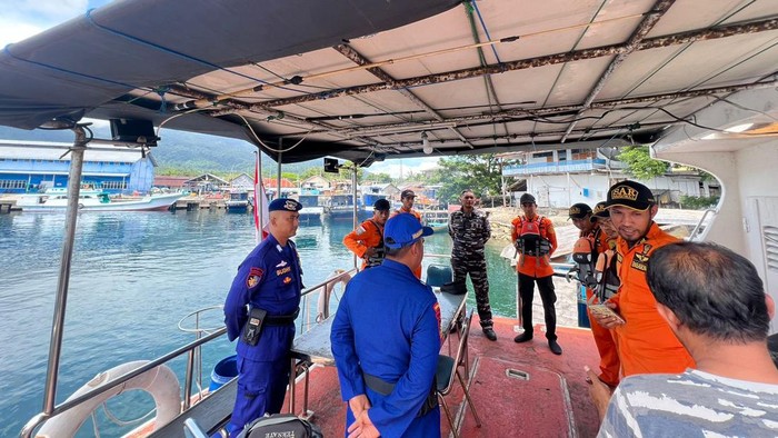 Tim SAR gabungan saat bersiap melakukan pencarian kapal tenggelam di Tanjung Liboba, Kabupaten Halmahera Selatan, Maluku Utara.