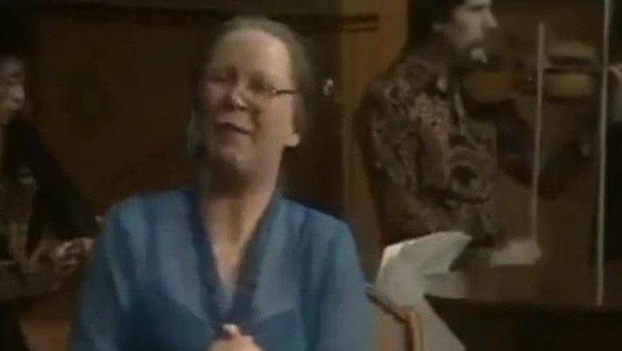 Wieteke Van Dort pencipta lagu Geef Mij Maar Nasi Goreng.