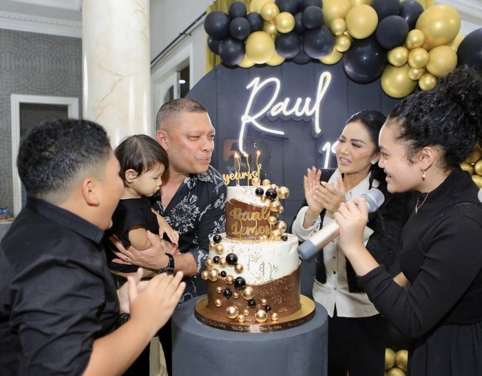 10 Potret Kompak Kulineran Kris Dayanti Bareng Raul Lemos dan Keluarga 10 Potret Kompak Kulineran Kris Dayanti Bareng Raul Lemos dan Keluarga
