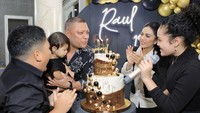 Malam harinya, Kris Dayanti mengadakan pesta dengan tamu undangan yang lebih banyak. Tampak kue megah berwarna cokelat, emas, dan hitam menyemarakkan suasana.