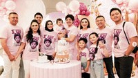 Bersama keluarga besar Anang Hermansyah dan Ashanty, Kris Dayanti dan Raul Lemos merayakan ulang tahun Ameena. Dalam pesta itu tersaji banyak kue menggemaskan!