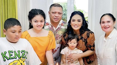 Kompak! Kulineran Kris Dayanti Bareng Raul Lemos dan Keluarga