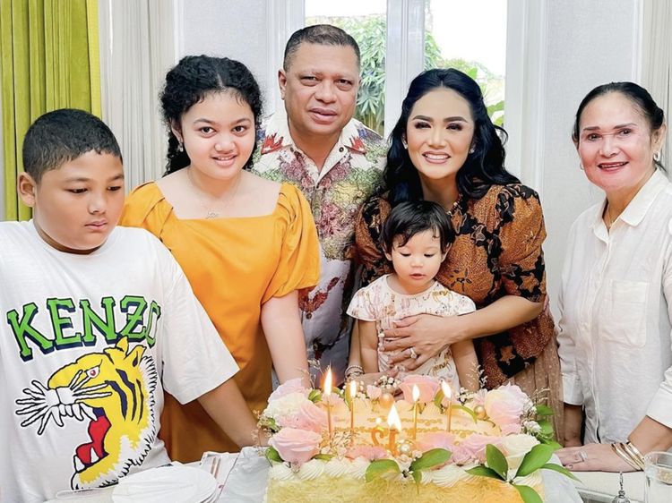 Kompak! Kulineran Kris Dayanti Bareng Raul Lemos dan Keluarga