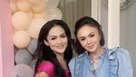 Kompak! Kulineran Kris Dayanti Bareng Raul Lemos dan Keluarga