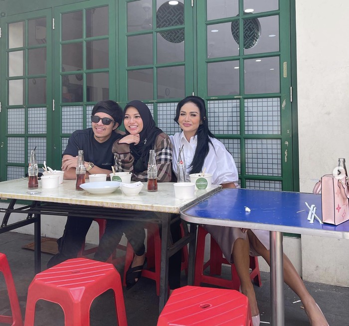 10 Potret Kompak Kulineran Kris Dayanti Bareng Raul Lemos dan Keluarga 10 Potret Kompak Kulineran Kris Dayanti Bareng Raul Lemos dan Keluarga
