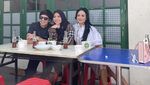 Kompak! Kulineran Kris Dayanti Bareng Raul Lemos dan Keluarga