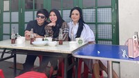 Makan bakmi gondangdia yang Legend, di bawah relling kereta api deket gambir, tulis Kris Dayanti di keterangan. Foto ini diambil ketika Aurel hamil Ameena. Ia dan sang suami pun mendoakan yang terbaik.  