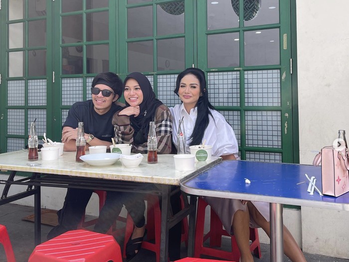 10 Potret Kompak Kulineran Kris Dayanti Bareng Raul Lemos dan Keluarga