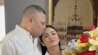 Merayakan ulang tahun Raul Lemos pada 19 Februari 2023, Kris Dayanti memberikan kejutan makan-makan bareng keluarga. Ia menyajikan tumpeng sebagai simbol kemuliaan.