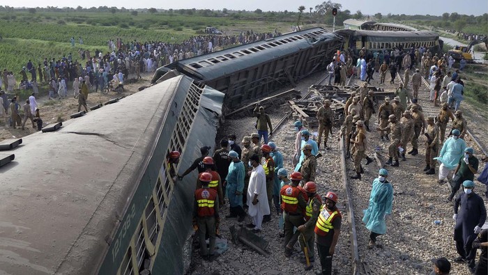 Sebuah kereta tergelincir di Pakistan bagian selatan hingga menewaskan puluhan orang. Penyebab kecelakaan kereta di Pakistan itu diselidiki.