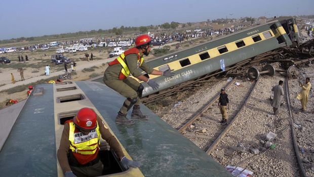 Sebuah kereta tergelincir di Pakistan bagian selatan hingga menewaskan puluhan orang. Penyebab kecelakaan kereta di Pakistan itu diselidiki.