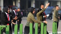 Paspampres wanita juga unjuk kebolehan dalam upacara pembaretan dan penyematan brevet Panglima TNI Laksamana Yudo Margono.