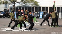 Para prajurit Paspampres menampilkan kebolehan mereka seperti pengamanan VVIP, evakuasi melalui fast rope hingga bela diri militer.   