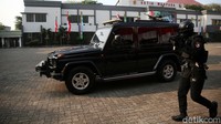 Aksi prajurit melakukan aksi pengamanan VVIP.  