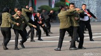 Prajurit Paspampres juga menampilkan aksi beladiri di upacara pembaretan dan penyematan brevet Panglima TNI Laksamana Yudo Margono.  