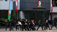 Prajurit Pasukan Pengamanan Presiden (Paspampres) unjuk kebolehan di Markas Komando Paspampres, Tanah Abang, Jakarta, Senin (7/8/2023).  