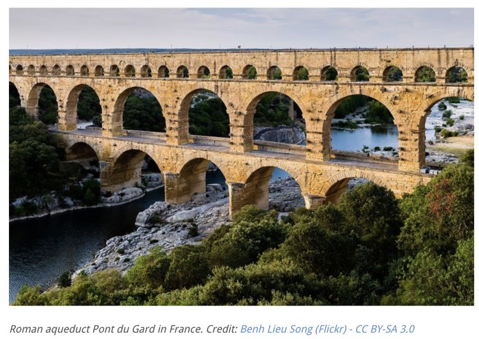 Akuaduk Romawi kuno Divona Cahors Prancis