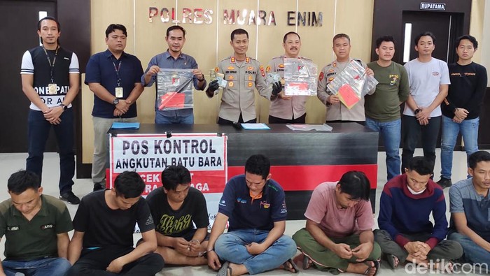 Anggota LSM pemalak sopir truk di Muara Enim, Sumsel ditangkap polisi. (Prima Syahbana/detikSumbagsel)