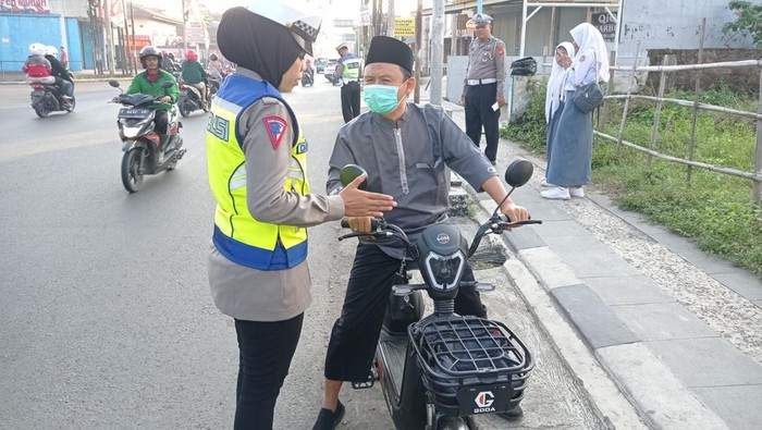Anggota Satlantas Polres Subang berikan edukasi kepada pengendara sepeda listrik.