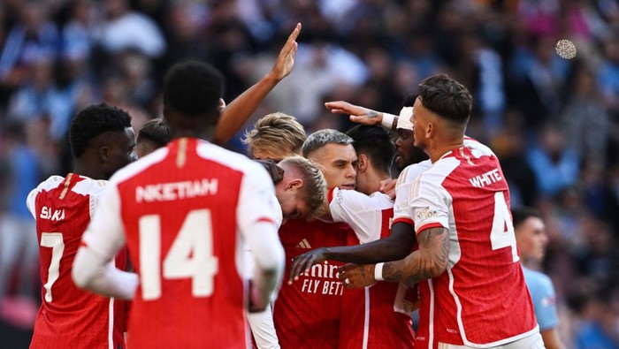 Soccer Football - Community Shield - Manchester City v Arsenal - Wembley Stadium, London, Britain - August 6, 2023  Arsenals Leandro Trossard celebrates scoring their first goal with teammates REUTERS/Dylan Martinez