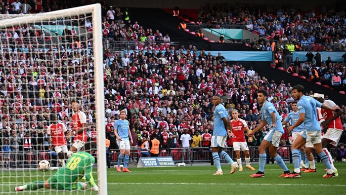 Soccer Football - Community Shield - Manchester City v Arsenal - Wembley Stadium, London, Britain - August 6, 2023  Arsenals Leandro Trossard scores their first goal REUTERS/Dylan Martinez