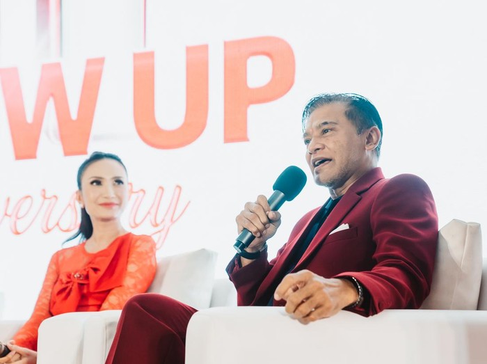 artika sari devi dan donny damara saat mengisi di salah satu acara.