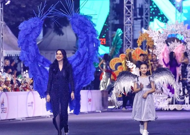 “Cantiik lahir dan bathin, tetap rendah hati, bersahaja bangga selalu dengan bu wagub,” puji salah satu netizen. Foto: Instagram/@arumibachsin @emildardak