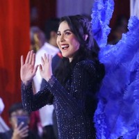 Istri Wakil Gubernur Jawa Timur Emil Dardak ini mengenakan gaun biru berkilauan. Dia juga tampak memakai aksesori bentuk sayap warna biru yang terbentang di bagian belakang. Foto: Instagram/@arumibachsin @emildardak