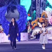 Arumi Bachsin tampil bersama putrinya, Lakeisha Ariertia Dardak, yang juga tampil cantik memakai midi dress serta sayap warna hitam-putih. Foto: Instagram/@arumibachsin @emildardak