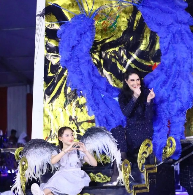 Penampilan wanita 29 tahun ini menuai banyak pujian dari netizen. Bahkan ada yang menyebutnya bagai bidadari bersayap. Foto: Instagram/@arumibachsin @emildardak