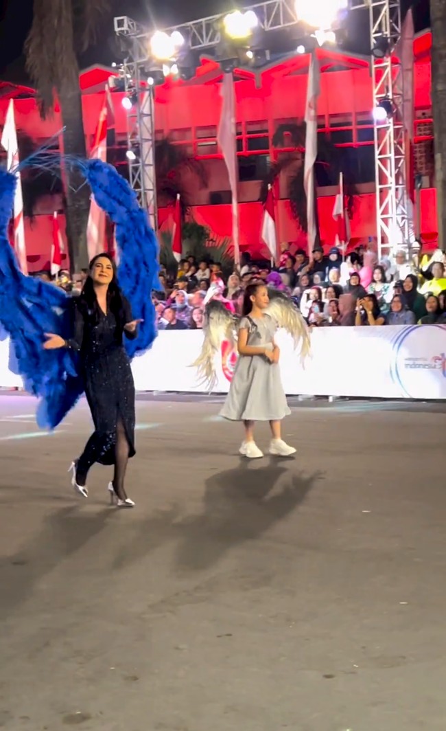 “Bahagia sekali malam ini aku dan Keisha bisa hadir dan ikut meramaikan @jemberfashioncarnaval,” tulis Arumi Bachsin pada caption foto Instagram. Foto: Instagram/@arumibachsin @emildardak