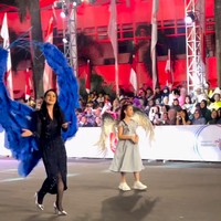 “Bahagia sekali malam ini aku dan Keisha bisa hadir dan ikut meramaikan @jemberfashioncarnaval,” tulis Arumi Bachsin pada caption foto Instagram. Foto: Instagram/@arumibachsin @emildardak