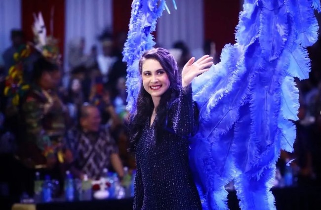 Arumi Bachsin memancarkan pesonanya di hari kedua Jember Fashion Carnaval 2023 di Jember, Jawa Timur, pada Sabtu (5/8/2023). Foto: Instagram/@arumibachsin @emildardak