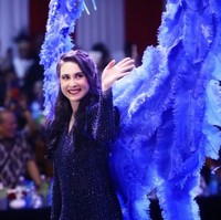 Arumi Bachsin memancarkan pesonanya di hari kedua Jember Fashion Carnaval 2023 di Jember, Jawa Timur, pada Sabtu (5/8/2023). Foto: Instagram/@arumibachsin @emildardak