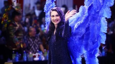 7 Pesona Arumi Bachsin Bersayap di Jember Fashion Carnaval, Dipuji Bak Bidadari