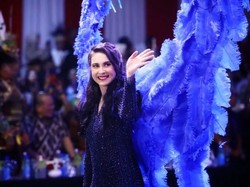 7 Pesona Arumi Bachsin Bersayap di Jember Fashion Carnaval, Dipuji Bak Bidadari