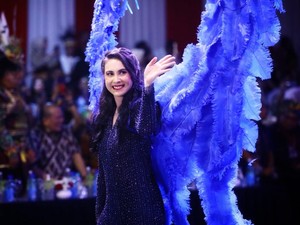 Lenggak-lenggok Anggun Arumi Bachsin Bak Bidadari Bersayap Biru di JFC 2023