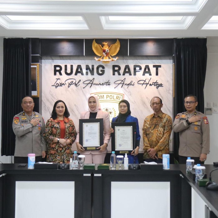 As SDM Kapolri, Irjen Dedi Prasetyo, memberikan surat keputusan kenaikan pangkat luar biasa (KPLB) Irjen Pol Anumerta Andhi Hartoyo dan Irjen Pol Anumerta Asep Adi Saputra, Gedung Transnational Crime Center (TNCC), Mabes Polri, Jalan Trunojoyo, Kebayoran Baru, Jaksel, pada Senin (7/8/2023).