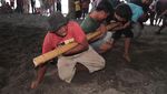 Melihat Atraksi Bambu Gila di Pantai Tobololo Ternate