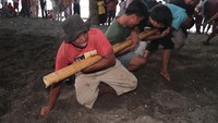 Atraksi bambu gila yang digelar oleh masyarakat Tobololo tersebut untuk memberi hiburan kepada warga dan pengunjung sekaligus memperkenalkan permainan tradisional khas Maluku Utara. 