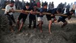 Melihat Atraksi Bambu Gila di Pantai Tobololo Ternate