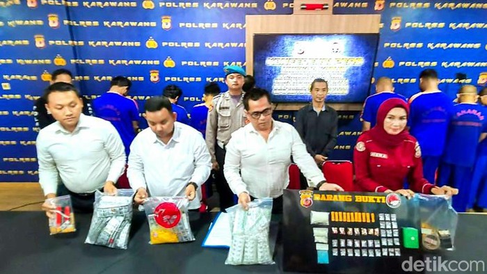 Barang bukti narkoba jenis sabu dibungkus permen.