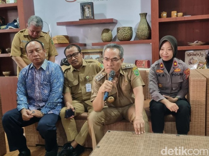 Bupati Bantul Abdul Halim Muslih saat memberikan keterangan di Kompleks Parasamya Pemkab Bantul, Senin (7/8/2023).