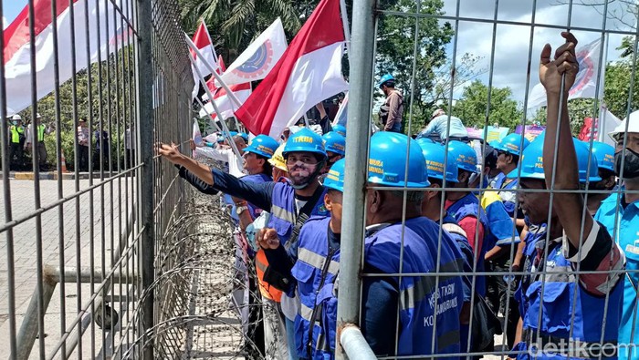 Buruh peti kemas Komura saat menggelar aksi demo di kantor PSP Samarinda.