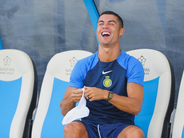 Soccer Football - Al Nassrs Sadio Mane during training- Taif, Saudi Arabia - August 2, 2023  Al Nassrs Cristiano Ronaldo smiles during Sadio Manes first training   Al Nassr Football Club/Handout via REUTERS  ATTENTION EDITORS - THIS IMAGE HAS BEEN SUPPLIED BY A THIRD PARTY. NO RESALES. NO ARCHIVES