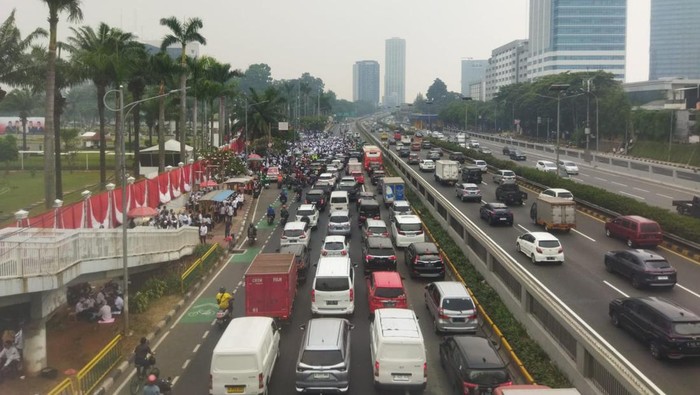 Demo tenaga honorer di depan gedung DPR