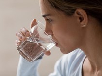 Kebanyakan Minum Air Putih Bisa Berujung Fatal, Ini Penjelasan Medisnya!