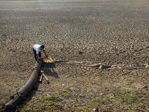 Giliran Waduk di Indramayu Mengering