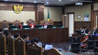 Mulanya, Mikael menyampaikan kesaksian soal mendengar informasi Lukas Enembe bermain judi di Singapura. Mikael mengaku tidak pernah melihat Lukas bermain judi. Hakim lalu mempersilakan Lukas untuk bertanya kepada Mikael. Lukas langsung emosi.