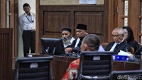 Hakim kemudian mengambil alih pertanyaan Lukas ke Mikael. Hakim bertanya apakah Mikael pernah melihat Lukas bermain judi. Mikael mengaku hanya mendengar informasi.